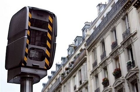 Ils sont au nombre de 11, pour lutter contre l�ins�curit� routi�re et prot�ger les pi�tons et  les deux-roues, les radars install�s sur les feux tricolores affichent un nombre de 79 000 flashs en seulement 4 mois et ont rapport� 10 millions d�euros.